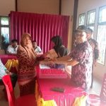 Rosik,Amd Kepala Desa Air Raman menyalurkan BLT DD Tahap 1 (Doc.sm)