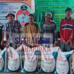 Masyarakat Desa Sungai Jernih Menerima Pupuk (Doc.sm 2024)