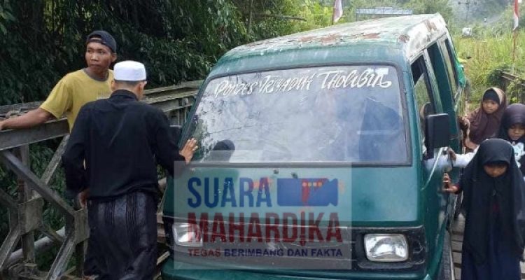 Mobil Angkutan Santri Anjlok di Jembatan Desa Taba Padang (doc.sm 2024)