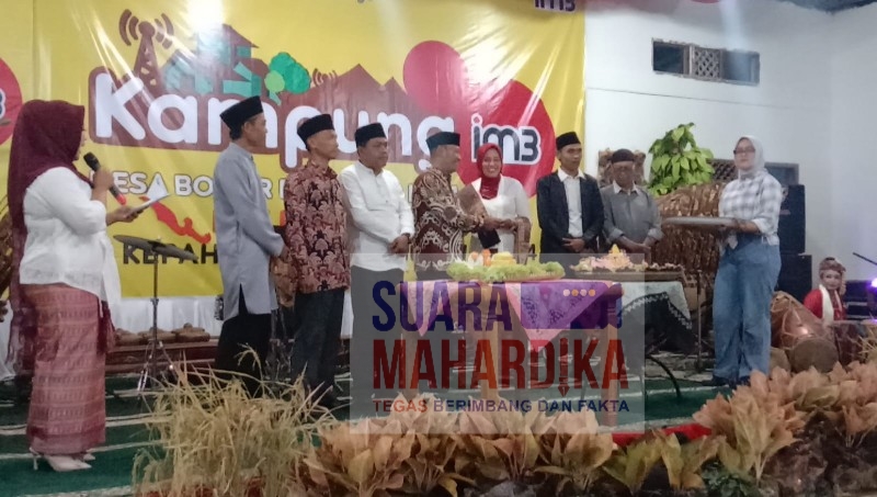 Kades Bogor Baru Potong Tumpeng HUT Desa Bogor Baru ke-11 Tahun (doc. sm 2024)