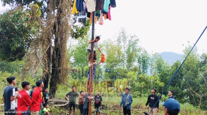 Lomba Panjat Pinang Desa Bogor Baru (doc.sm 2024)