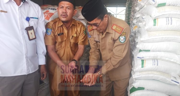 Kadis Perikanan dan Ketahanan Pangan Kab Kepahiang,Rukismanto.S.Pi.MP Memeriksa Kualitas Beras (doc.sm 2024)