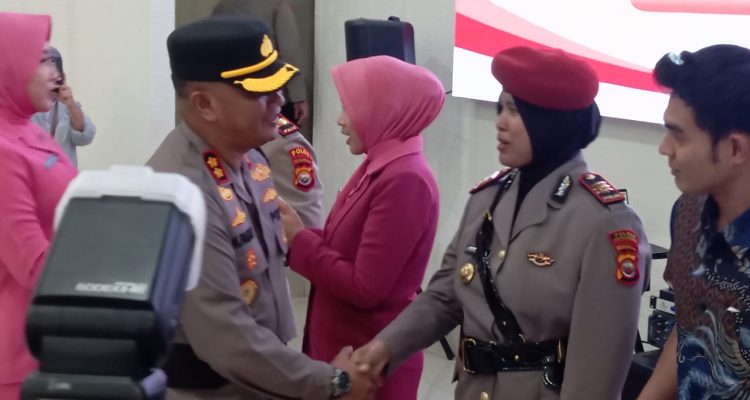 Kapolres Kepahiang AKBP Muhammad Faisal Pratama, S.IK, SH, MH bersalaman dengan Kasat Reskrim Baru,AKP Denyfita Mochtar, S.Tr.K, MM (doc. sm 2025)