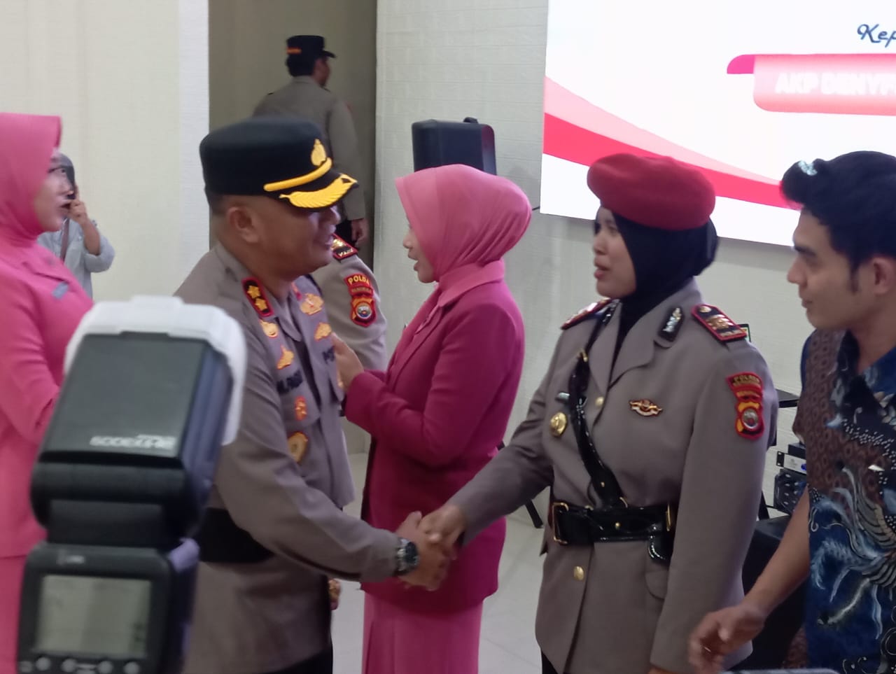 Kapolres Kepahiang AKBP Muhammad Faisal Pratama, S.IK, SH, MH bersalaman dengan Kasat Reskrim Baru,AKP Denyfita Mochtar, S.Tr.K, MM (doc. sm 2025)