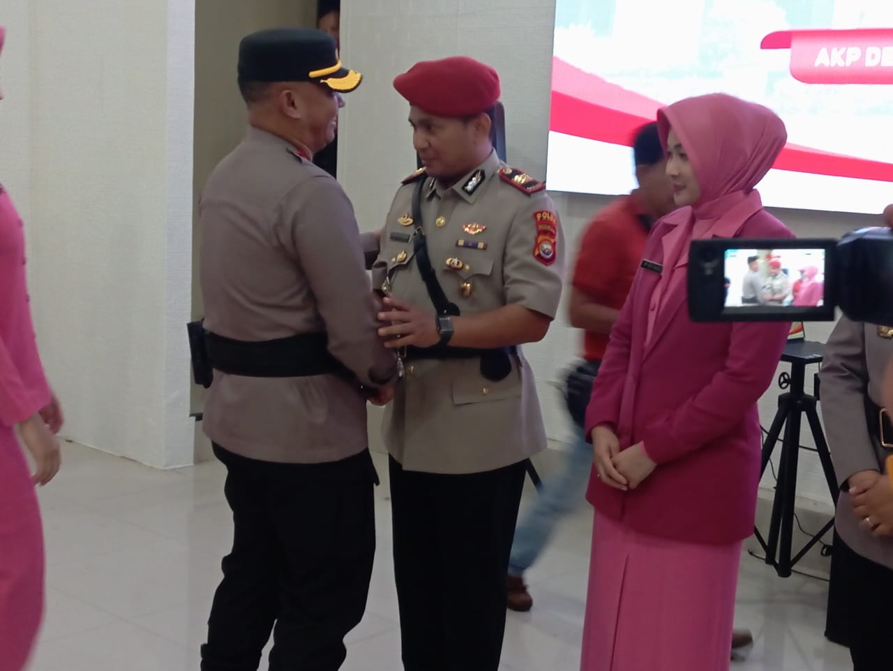 Kapolres Kepahiang AKBP Muhammad Faisal Pratama, S.IK, SH, MH bersalaman dengan Kasat Reskrim lama AKP Sujud Alif Yulamlam, S.IK (doc. sm 2025)
