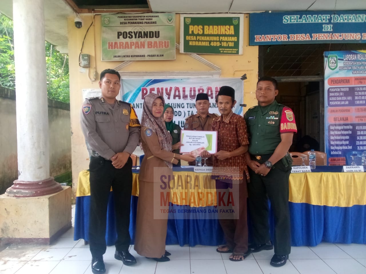 Kepala Desa Penanjung Panjang Menyalurkan BLT DD Untuk Masyarakat ( doc. suaramahardika 2025)