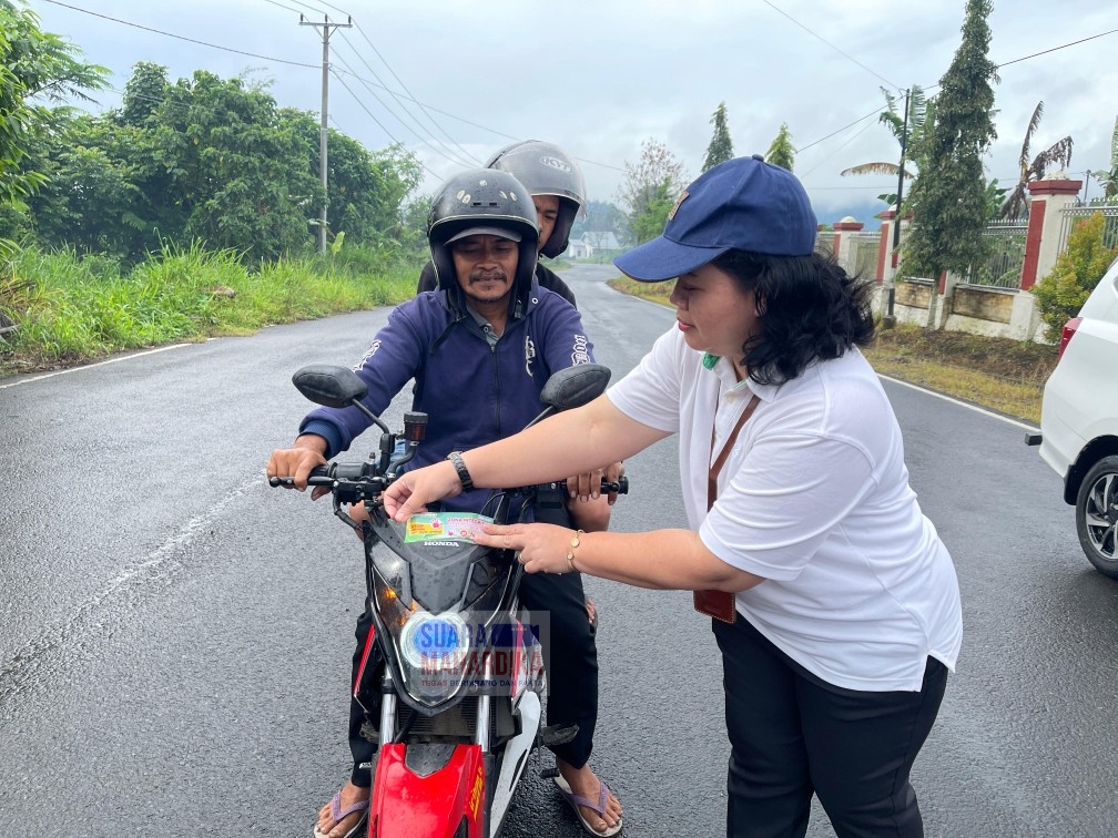 Wakil Ketua Pengadilan Negeri Kepahiang Nunik Sri Wahyuni, SH. MH melakukan sosialisasi pada pengendara di jalan Komplek Perkantoran Kepahiang (doc. suaramahardika 2025)