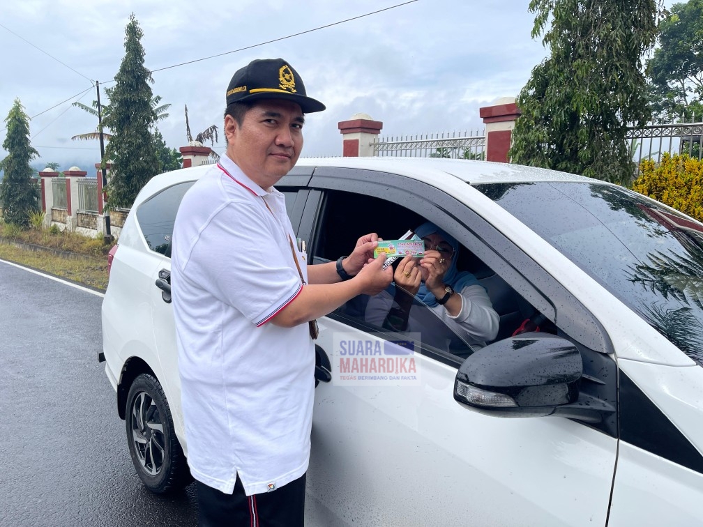 Ketua Pengadilan Negeri Kepahiang Bapak Mulyadi Aribowo S.H., M.H., melakukan sosialisasi pada pengendara yang lewat (doc.suaramahardika 2025)