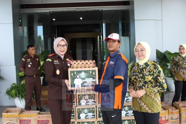Kajari Kepahiang Asvera Primadona,SH. MH memberikan sembako kepada Petugas Kebersihan ( doc. suaramahardika.id)