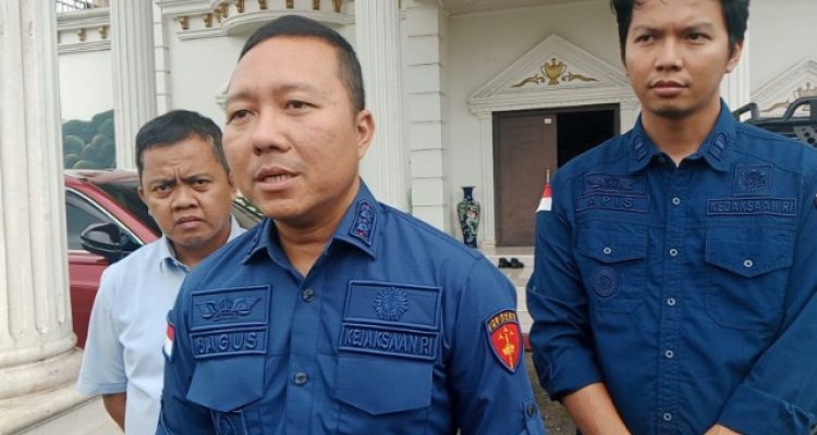 Kepala Kejaksaan Negeri Kepahiang Bagus Nur Jakfar Adi Saputro, didampingi Kasi Pidum dan Tim Pidsus (doc. suaramahardika.id)