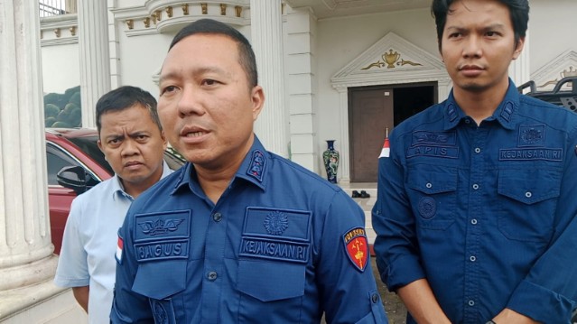 Kepala Kejaksaan Negeri Kepahiang Bagus Nur Jakfar Adi Saputro, didampingi Kasi Pidum dan Tim Pidsus (doc. suaramahardika.id)