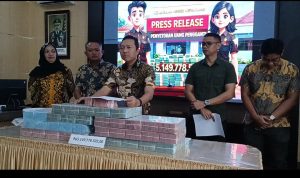 Kajari Kepahiang Bagus Nur Jakfar Adi Saputro, S.H., M.H Didampingi Kasi Intel Johansen Christian Hutabarat, S.H., M.H menunjukan Rp 5.149.778.502,00. hasil rampasan perkara Tipikor Sekwan Kepahiang (06/03)